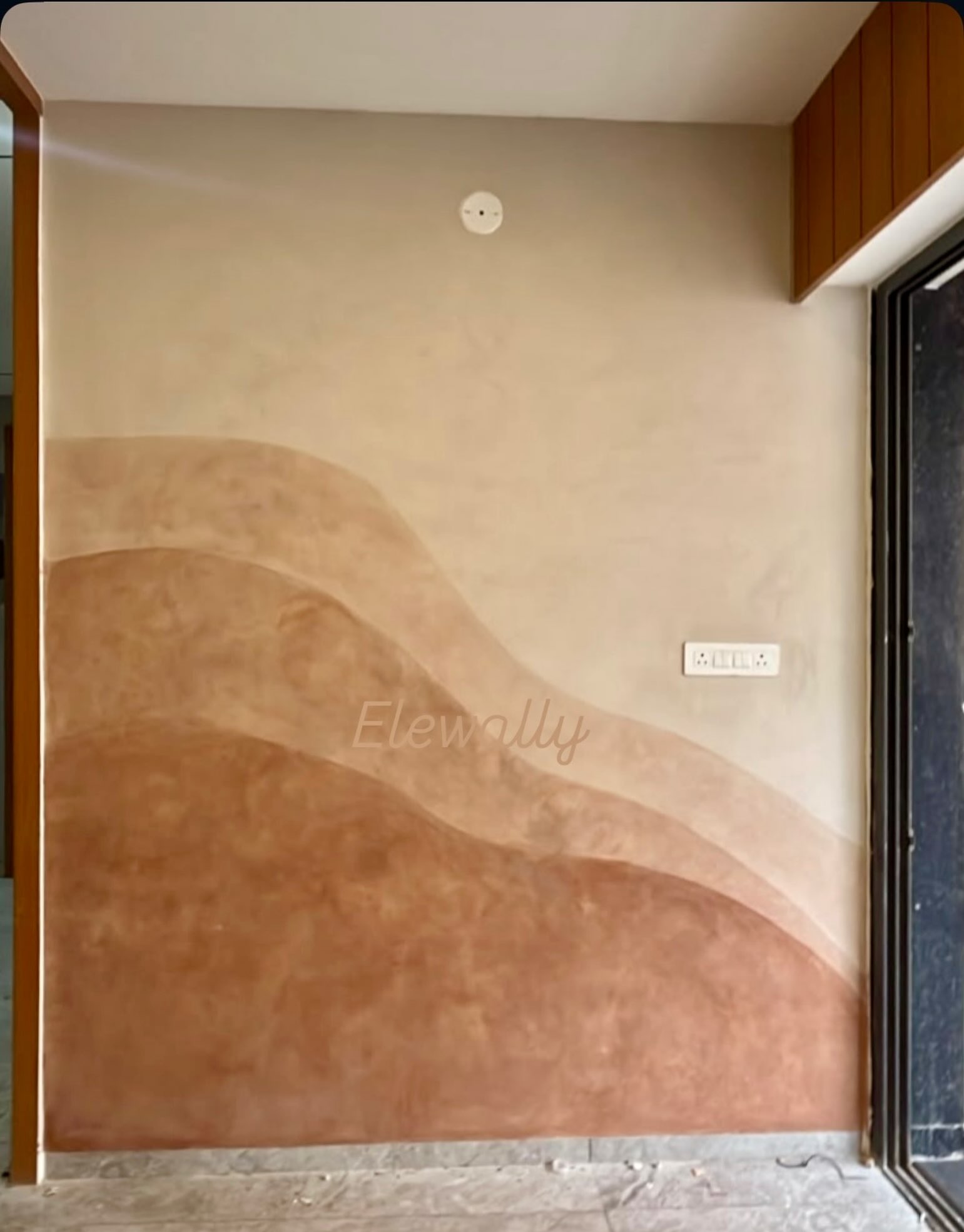 Craftsman applying decorative plaster texture